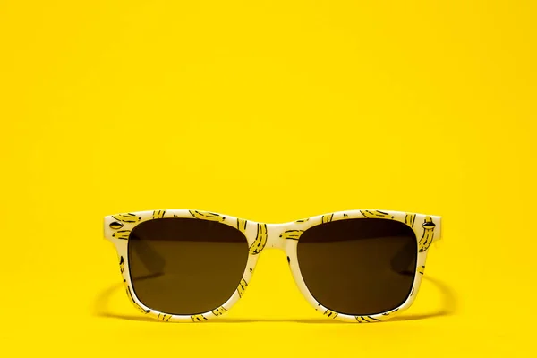 Sarı Arka Plandaki Çocuklar Için Komik Yüzen Güneş Gözlükleri — Stok fotoğraf