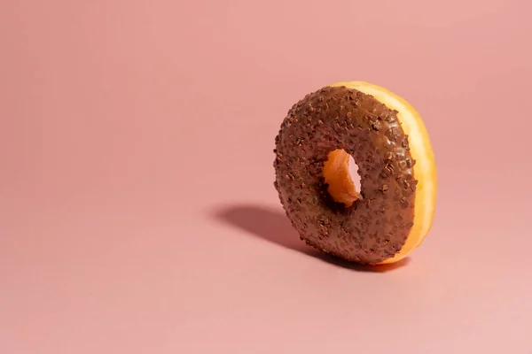 Chocolate Donut Steht Auf Einem Rosa Hintergrund Minimales Ernährungskonzept — Stockfoto