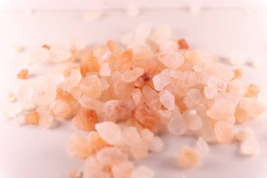 Himalaya tuzlu makrosu beyaz arka planda.