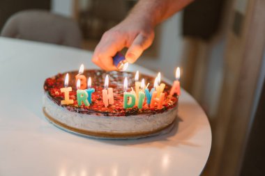 Mumları rastgele yakıyorum Mutlu yıllar mektuplarıyla