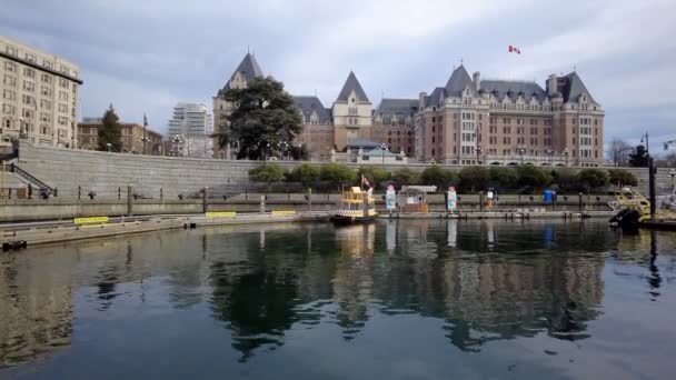 Yellow Water Taxi Pulls Away Ferry Dock Empress Hotel Inner — Αρχείο Βίντεο