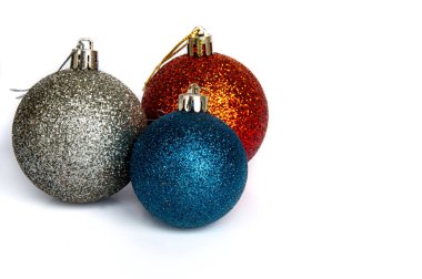 Noel baloları ve yıldız süslemeleri beyaz arka planda Noel mesajı veya dilekleri için özelleştirilebilir alanla birlikte. Boşluk ve Noel kutlaması konseptini kopyala.
