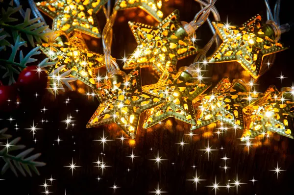 Χριστουγεννιάτικη Διακόσμηση Χρυσές Μπάλες Και Αστέρια Ξύλινο Φόντο Προσαρμόσιμο Χώρο — Φωτογραφία Αρχείου