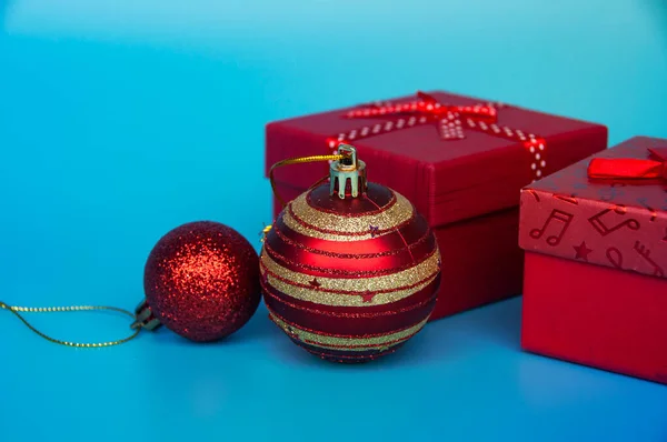 Weihnachtsgeschenke Und Kugeln Auf Hellblauem Hintergrund Konzept Für Weihnachtsfeier — Stockfoto