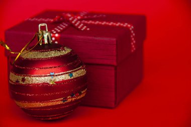 Kırmızı kapaklı hediyeler ve Noel balosu. Noel kutlaması ve uzay konseptini kopyalamak.