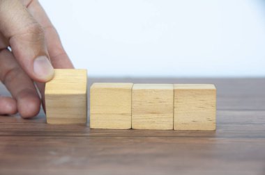 El, boş tahta küpleri metin veya fikirler için özelleştirilebilir alana dönüştürüyor. Boşluğu kopyala.