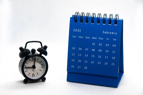 Relógio Despertador Apontando Horas Com Calendário Fevereiro 2023 Fundo Branco — Fotografia de Stock