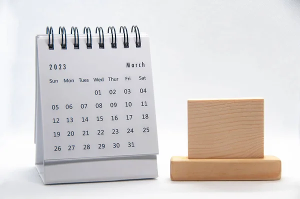 テキスト用のカスタマイズ可能な木製のスペースと白い背景に2023年3月ホワイトデスクカレンダー カレンダーのコンセプト — ストック写真