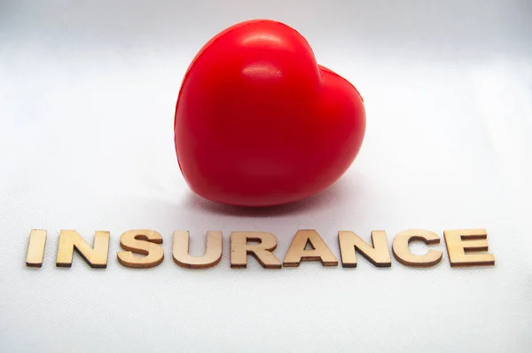 Versicherungs Holztext Mit Roter Herzform Auf Weißem Hintergrund Lebensversicherung Und — Stockfoto