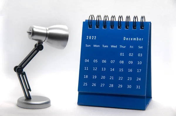 December 2022 Blå Skrivbordskalender Vit Bakgrund Med Bordslampa Kalenderkoncept — Stockfoto