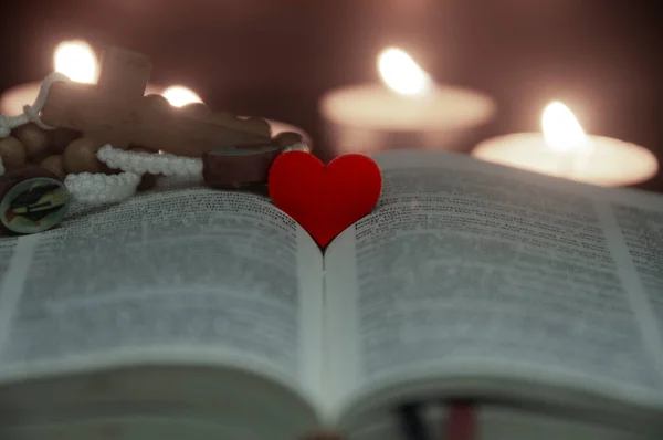 Forme Coeur Rouge Sur Sainte Bible Avec Des Lumières Bougie — Photo