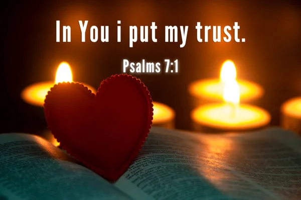 Tobie Położyłem Mój Tekst Zaufania Czerwonym Sercem Tle Biblii — Zdjęcie stockowe