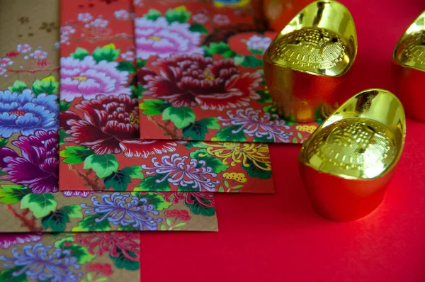 Pacote Ano Novo Chinês Com Lingotes Ouro Chinês Fundo Vermelho — Fotografia de Stock