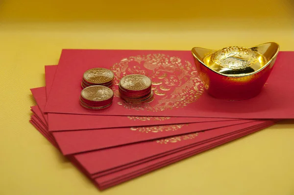 Κινέζικα Πακέτα Πρωτοχρονιάς Χρυσά Πλινθώματα Και Κέρματα Κίτρινο Φόντο — Φωτογραφία Αρχείου