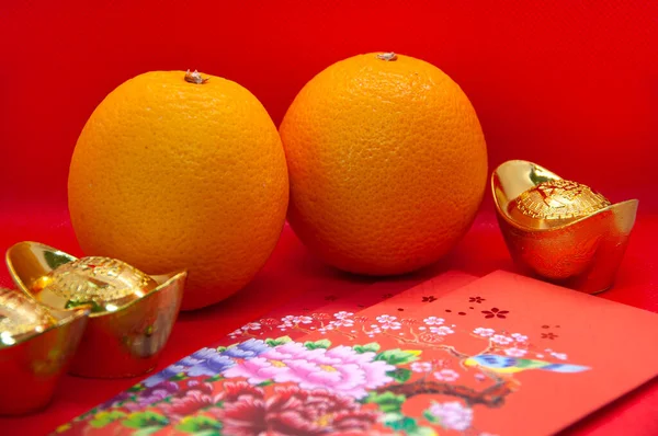 Китайський Новорічний Декор Апельсинами Барвистими Пакетами Золотими Зливками Червоному Фоні — стокове фото