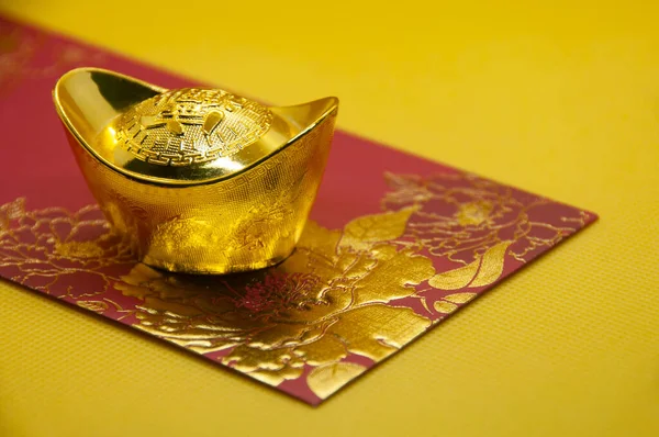 Chinesische Neujahrspakete Mit Chinesischen Gold Ingots Auf Gelbem Hintergrund — Stockfoto