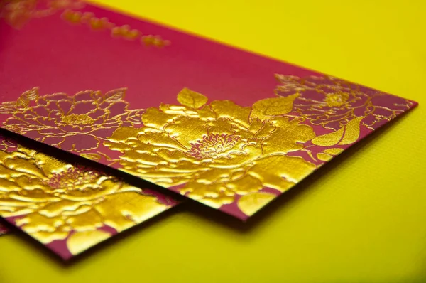 Ano Novo Chinês Pacotes Vermelhos Dourados Fundo Amarelo Celebração Ano — Fotografia de Stock