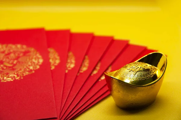 Pacotes Ano Novo Chinês Com Lingotes Ouro Chinês Fundo Amarelo — Fotografia de Stock