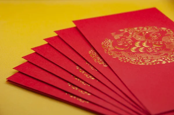 黄色の背景に中国の旧正月パケット — ストック写真