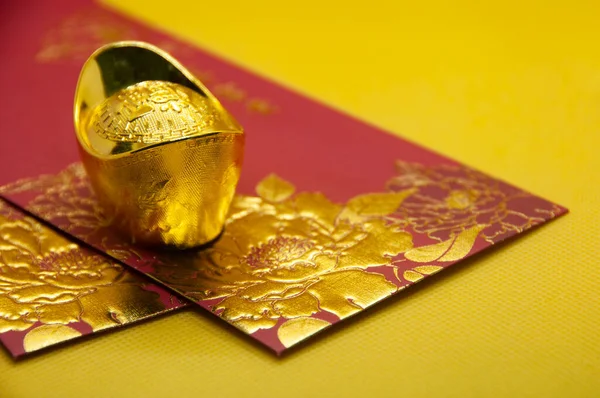 Pacotes Ano Novo Chinês Com Lingotes Ouro Chinês Fundo Amarelo — Fotografia de Stock