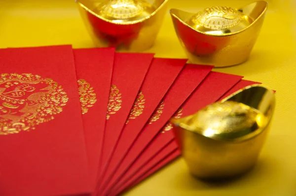 Chińskie Pakiety Noworoczne Chińskimi Złotymi Wlewkami Żółtym Tle Możliwość Dostosowania — Zdjęcie stockowe