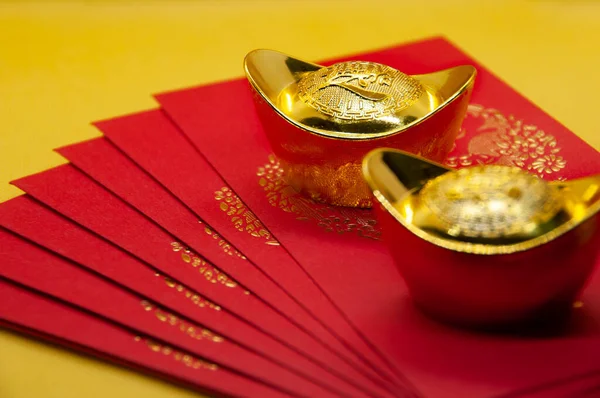 Chinese New Year Packets Gold Ingots Yellow Background Customizable Space — Stock Photo, Image
