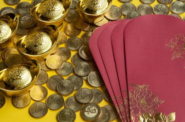 Mutlu Çin Yeni Yılı Konsepti - Çin altın külçeli kırmızı paketler ve sarı arka planda kişiselleştirilebilir metin alanı olan bozuk paralar