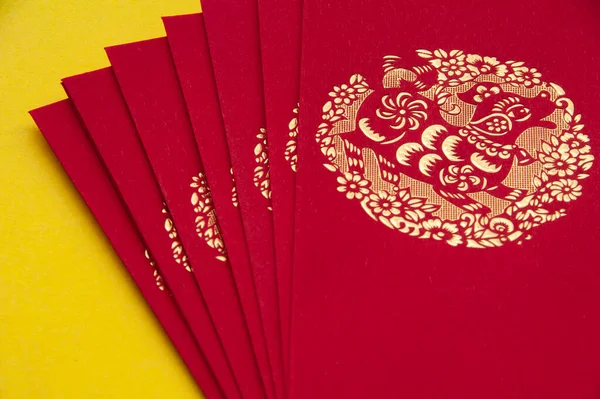黄色のカバーの背景に赤い封筒 中国の旧正月 誕生日 結婚式などの特別な機会に与えられた金銭の贈り物 — ストック写真
