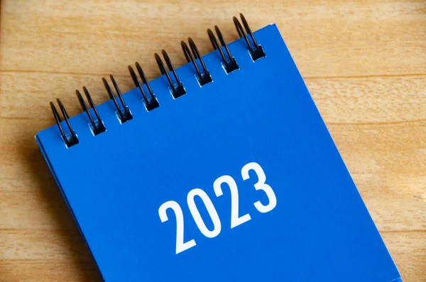 2023 Μπλε Ημερολόγιο Γραφείου Ξύλινο Τραπέζι Φόντο Έννοια Νέου Έτους — Φωτογραφία Αρχείου