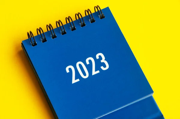 2023 Μπλε Ημερολόγιο Γραφείου Κίτρινο Φόντο Κάλυμμα Έννοια Νέου Έτους — Φωτογραφία Αρχείου
