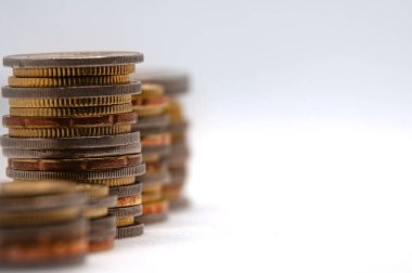 Metin veya fikirler için özelleştirilebilir alanı olan beyaz arkaplandaki bozuklukları kapat. İş ve yatırım kavramı.