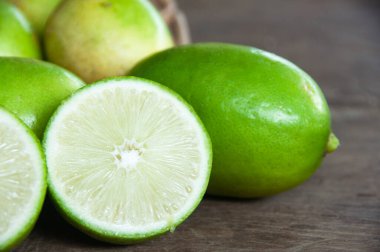 Tahta sepetteki limonları kapatın. Asya gıda kavramı
