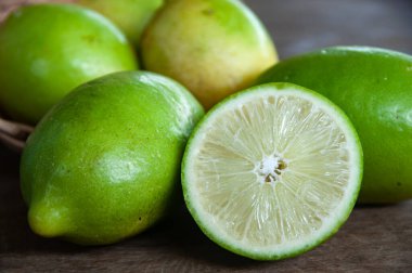 Tahta sepetteki limonları kapatın. Asya gıda kavramı