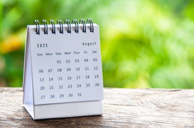 Yazı ve fikirler için özelleştirilebilir masa takvimi 2023 Ağustos 'ta. Takvim kavramı ve kopyalama alanı. 