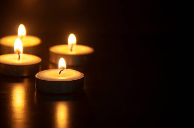 Metin ya da fikirler için özelleştirilebilir alanı olan mumlar yakmak. Boşluğu kopyala.