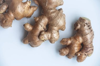 Metin için özelleştirilebilir alanı olan zencefilin üst görünümü. Sağlıklı gıda konsepti.