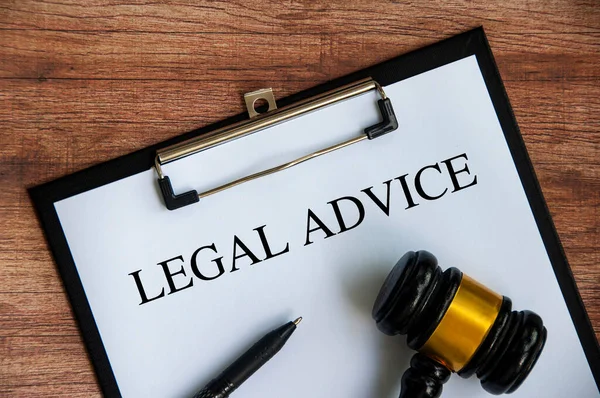 Νομική Συμβουλή Κείμενο Λευκό Χαρτί Κάτοχος Στυλό Και Δικηγόρος Σφυρί — Φωτογραφία Αρχείου