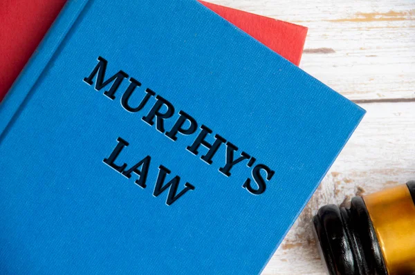 Κάτοψη Του Βιβλίου Murphys Law Ξύλινο Τραπέζι Φόντο Gavel — Φωτογραφία Αρχείου