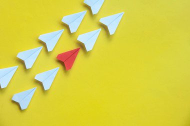 Kırmızı uçak takımının bir parçası olan kağıt uçak origamisinin üst görüntüsü