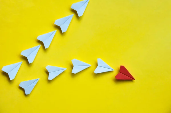 Rode Papieren Vliegtuig Origami Vertrekken Met Andere Witte Vliegtuigen Gele — Stockfoto