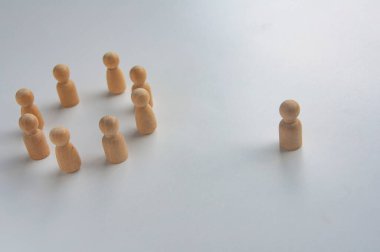 Tahta figürlerden izole edilmiş tahta bir figür..