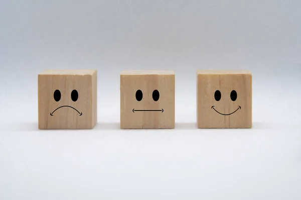 在白色背景的木制立方体上 有着忧郁 中立和快乐的情绪 客户反馈 满意和评价概念 — 图库照片