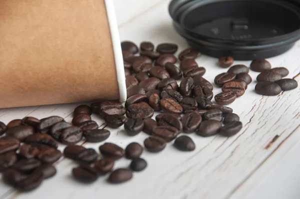 コーヒー豆で開くテイクアウトコーヒーカップ — ストック写真