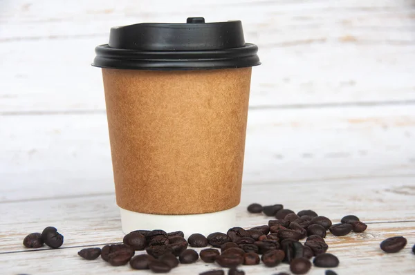 Takeaway Kaffekopp Omgiven Kaffebönor Med Anpassningsbart Utrymme För Text Eller — Stockfoto