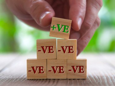 Tahta bloklarda el işi ve üstünde de olumlu bir işaret var. Pozitif ve olumsuzluk kavramı.