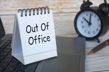 Beyaz not defterinde ofis dışından bildiri var. Ofis dışı konsepti.