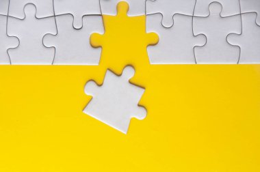 Metin için özelleştirilebilir alanı olan ayrık yapbozun üst görünümü. Uzayı sarı arkaplan ile kopyala.