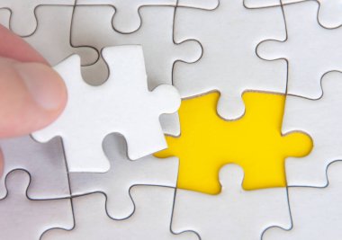 El ele tutuşmak, özel yapboz ve metin için özel alan. Uzayı sarı arkaplan ile kopyala.