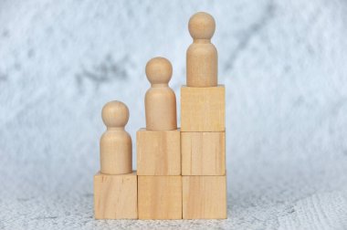 Tahta kübün üzerinde tahtadan bir figür. Metin için özel alanı var. Boşluk ve liderlik kavramını kopyala.