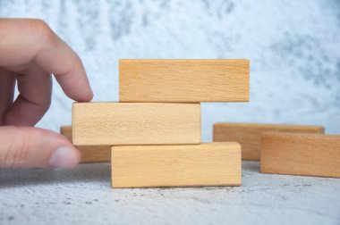 Metin için özelleştirilebilir alanı olan diğer istiflenmiş tahta bloktan ahşap bloğu elle çekerek.